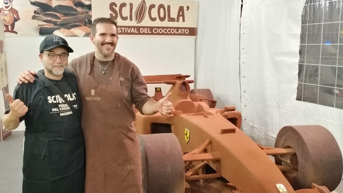 Da Arezzo a Modena una Ferrari di cioccolato fondente. L’omaggio per i cinquant’anni di Schumacher