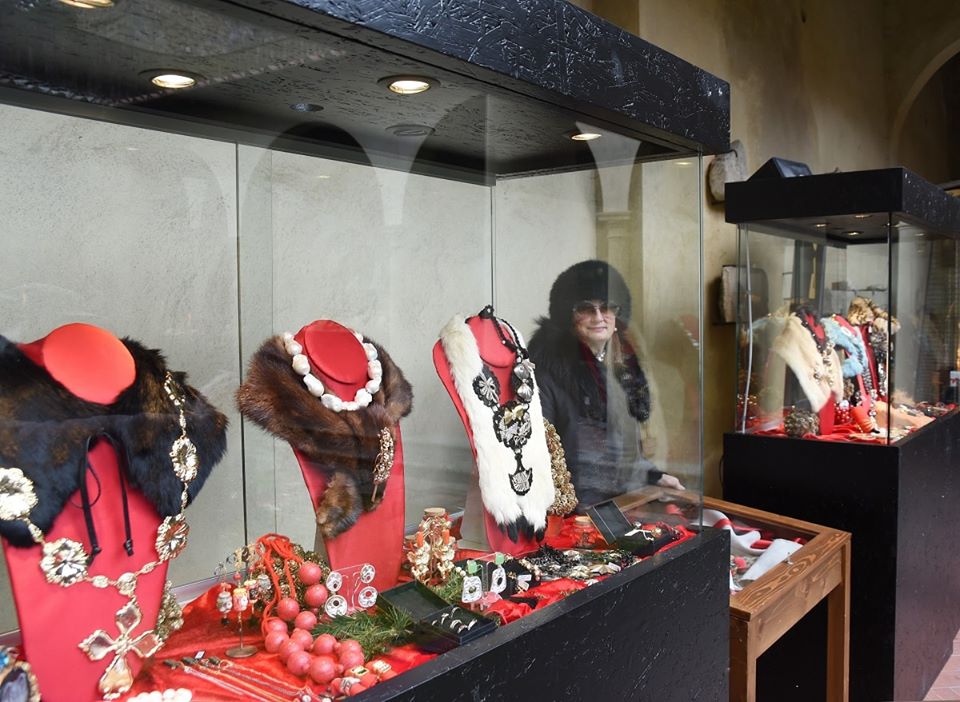 Gioiello in vetrina, il Natale splende ancor più con la kermesse nel Chiostro della Biblioteca