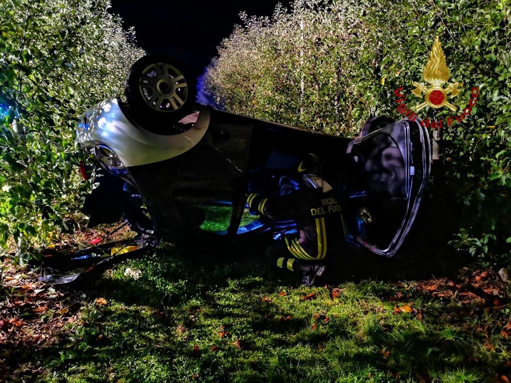 49enne esce di strada con l’auto, soccorso dai vigili del fuoco