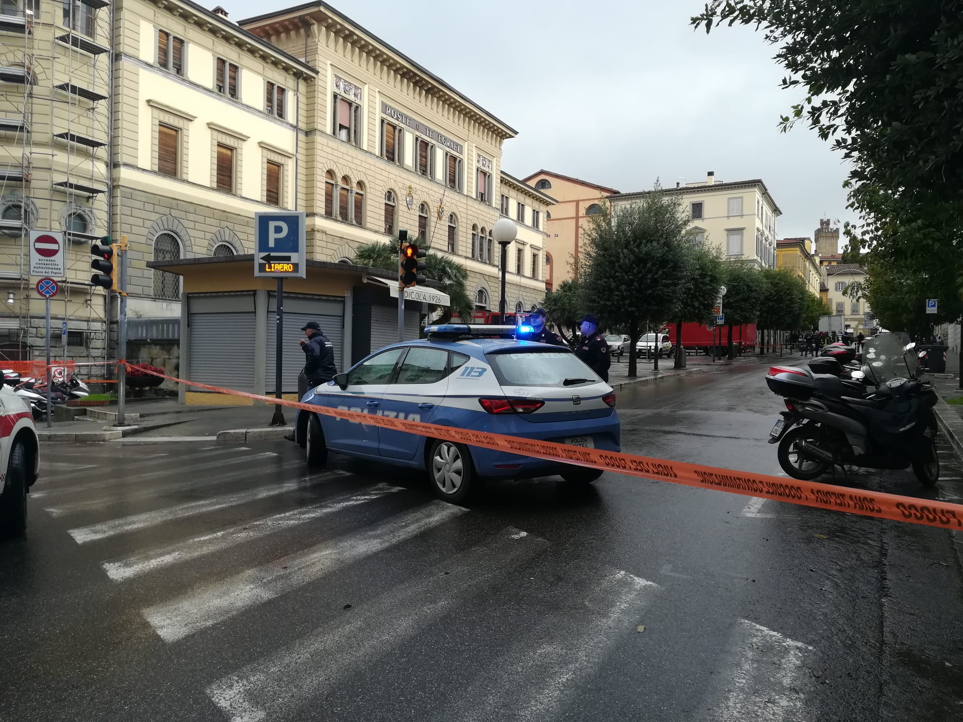 Sospetto pacco bomba alle poste centrali, spiegamento di forze dell’ordine. Zona off limits e edificio evacuato