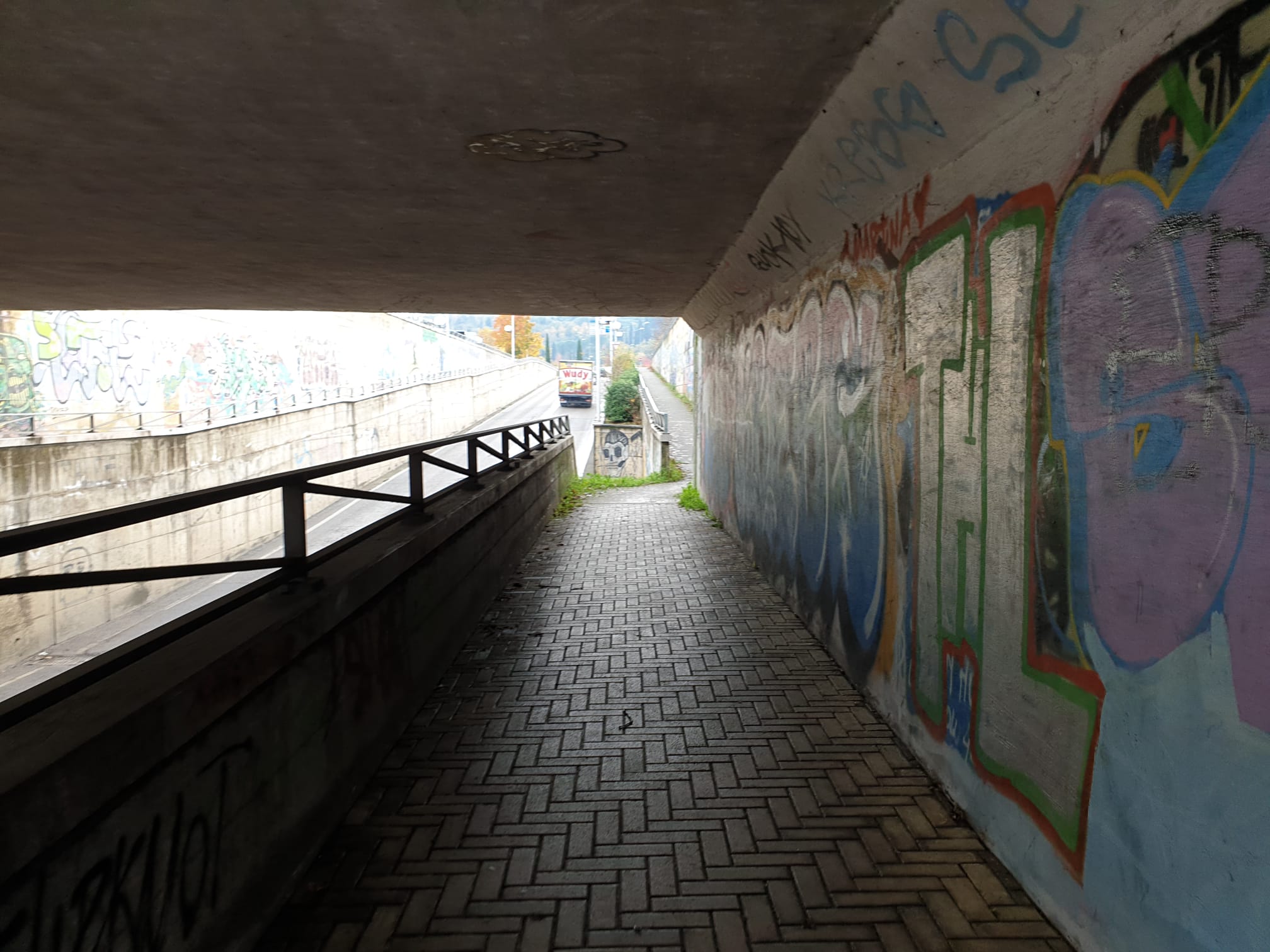 Degrado, sporcizia e siringhe al sottopasso di via Arno. LE FOTO