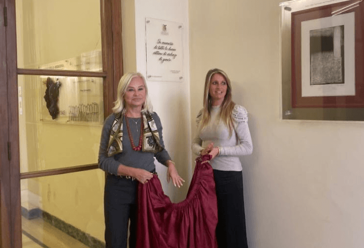 All’ingresso del palazzo della Provincia una targa in ricordo delle donne vittime di violenza