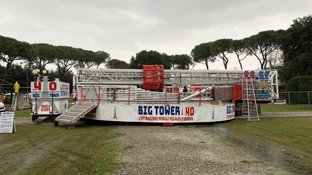 Città del Natale, corsa contro il tempo per l’allestimento della maxi torre al Prato sotto pioggia e vento