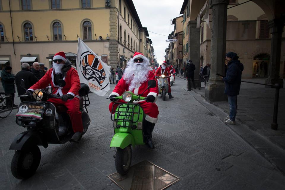 A San Giovanni Valdarno arriva Babbo Natale in vespa