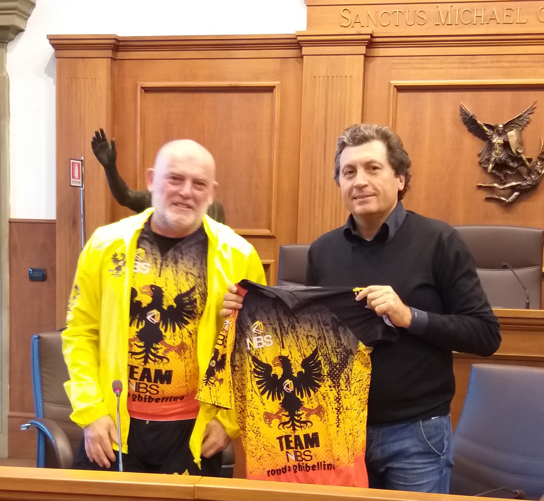 Consegnata al sindaco Mario Agnelli la nuova maglia della Ronda Ghibellina