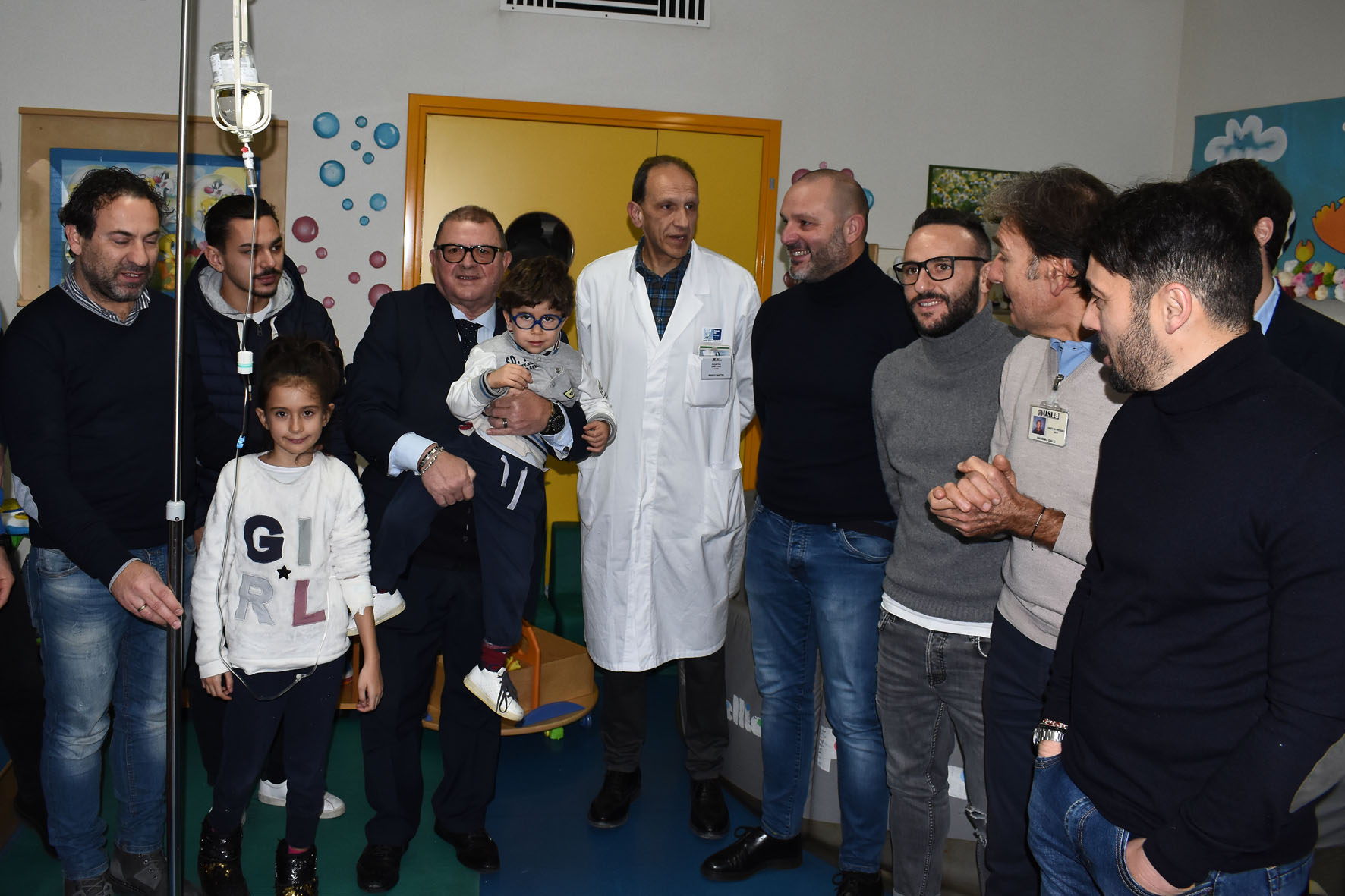 La S.S. Arezzo e il Settore Giovanile amaranto in visita al reparto pediatrico dell’ospedale San Donato