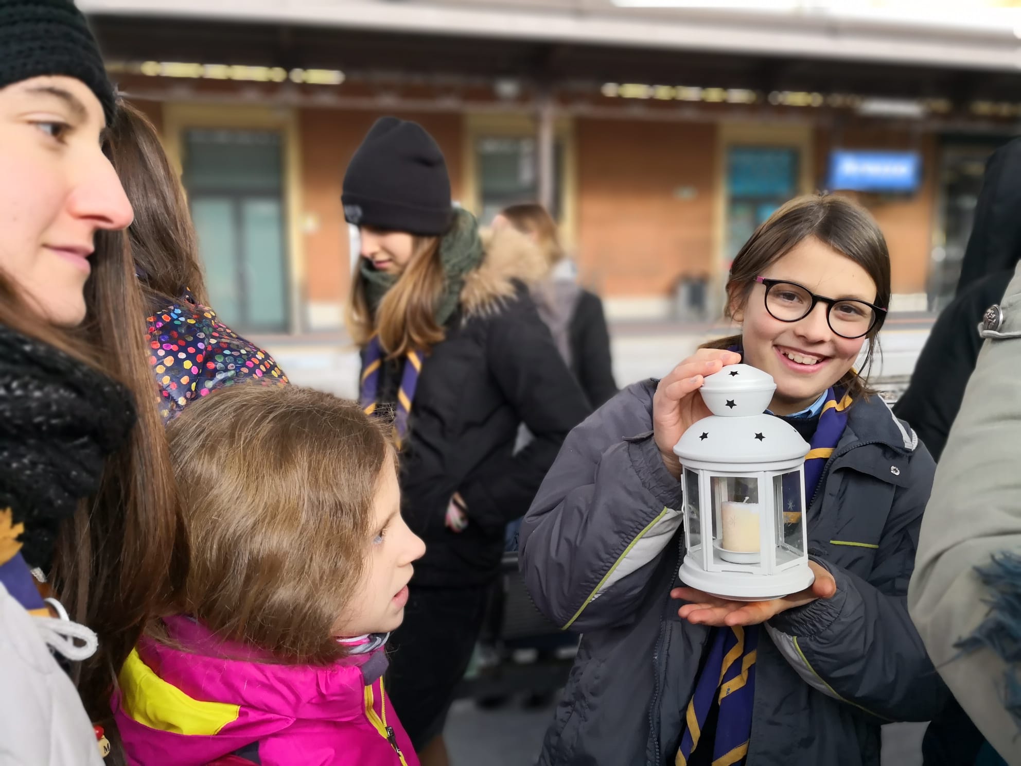 Gli scout di Arezzo accolgono e distribuiscono la Luce della Pace