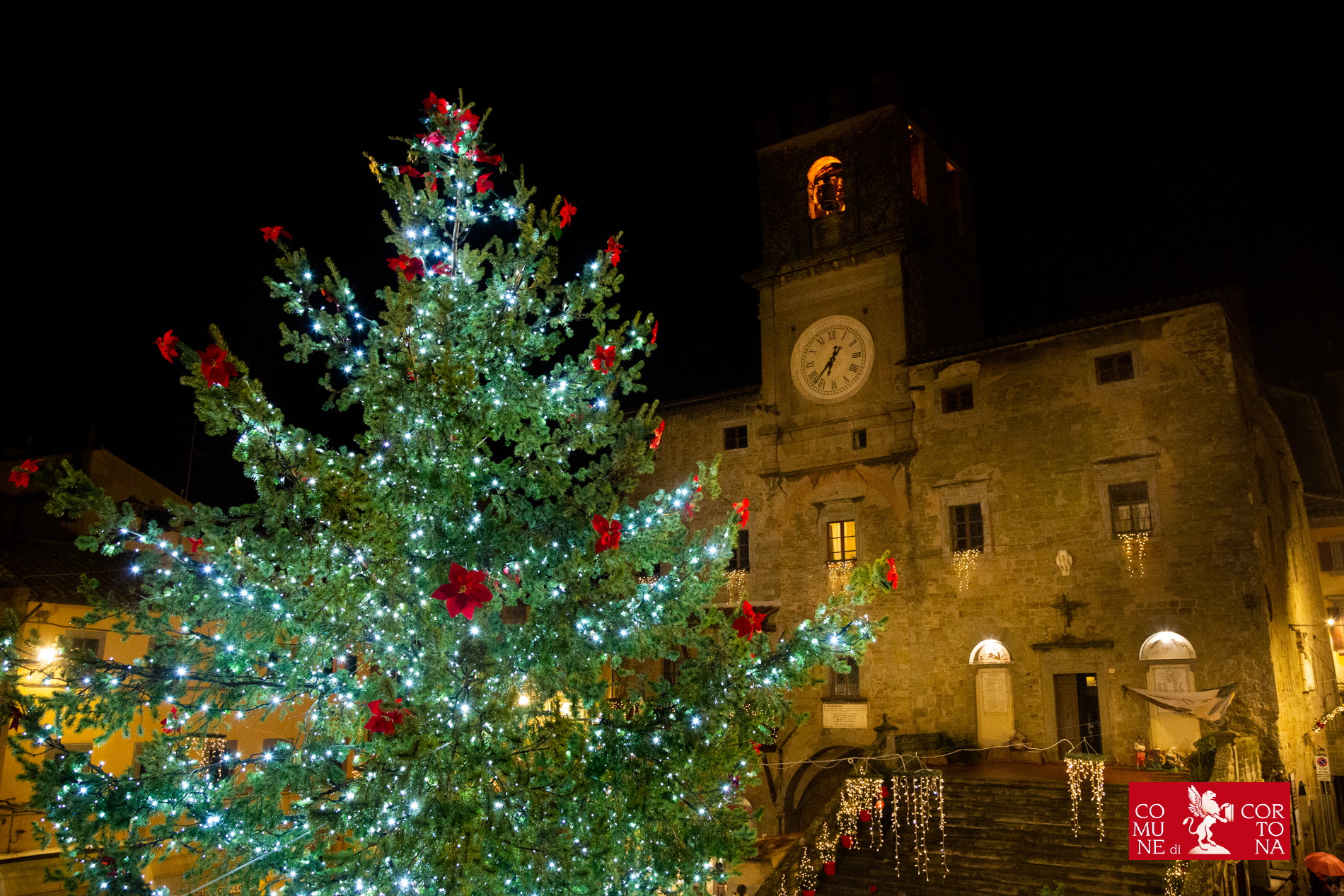 Natale a Cortona, ottimo inizio: visitatori in fila alla casa di Babbo Natale