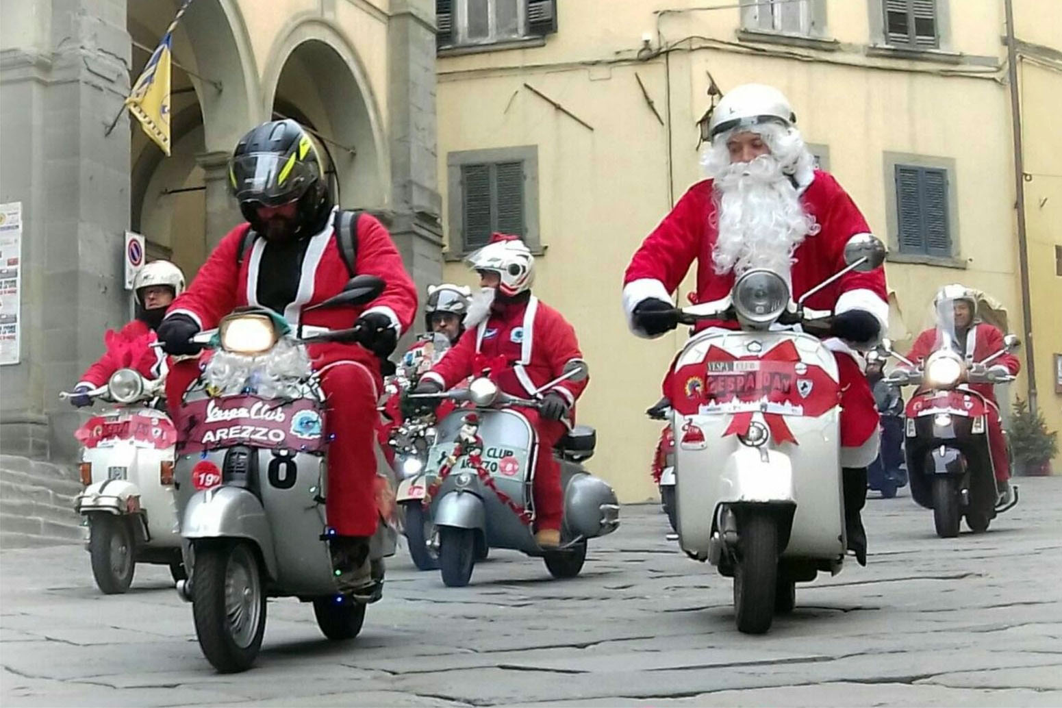 “Babbo Natale in Vespa”, un raduno all’insegna della beneficenza