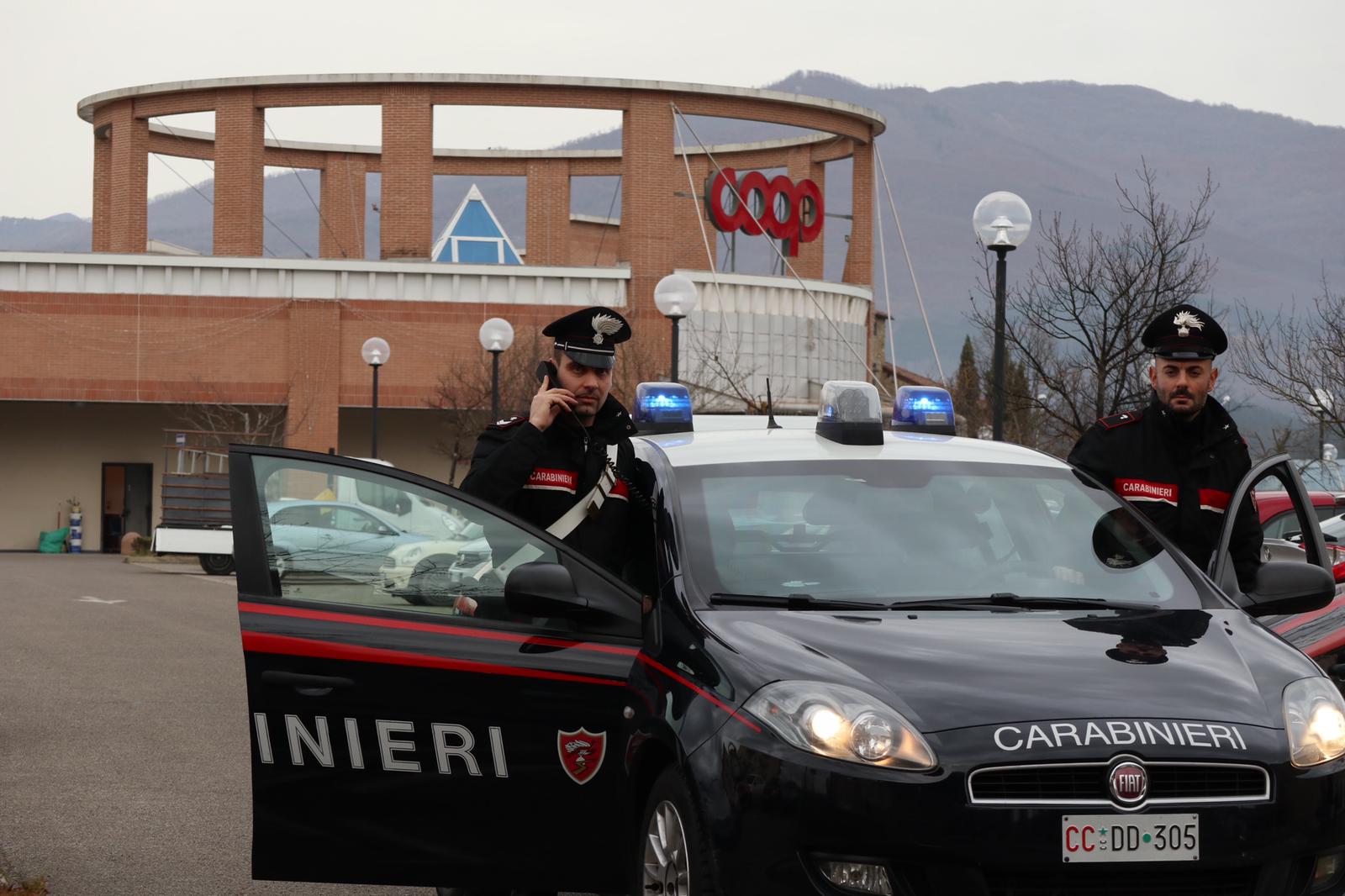 I carabinieri di Bibbiena sventano furto in profumeria: arrestato un uomo e denunciata una donna
