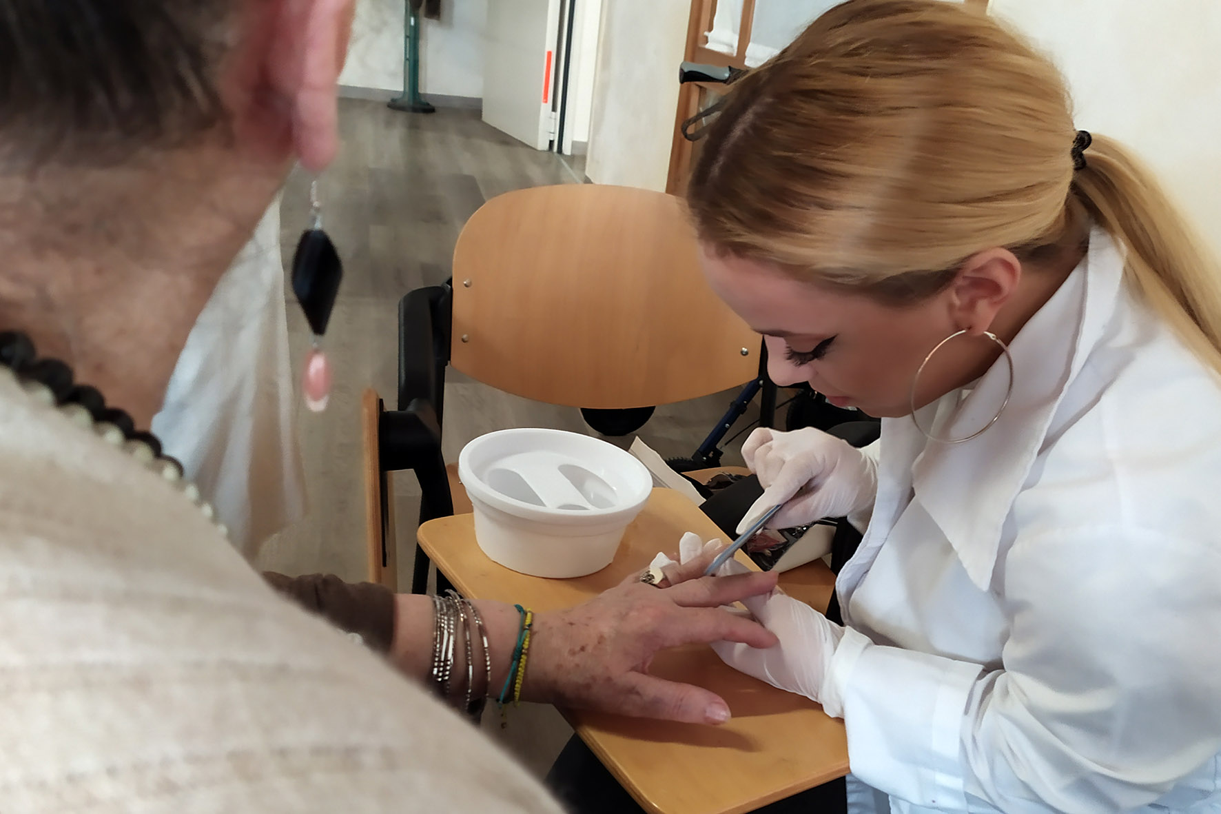 Scuola – lavoro, studentesse di estetica “offrono” trattamenti di bellezza agli ospiti della Casa Pia