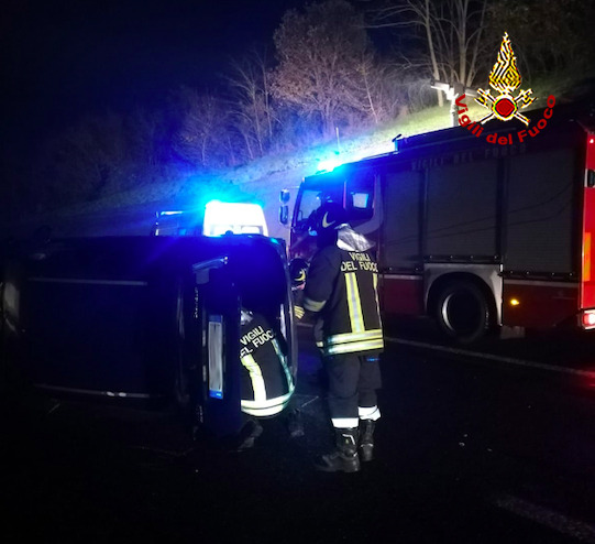 Auto si ribalta in A1, traffico chiuso in corsia sud