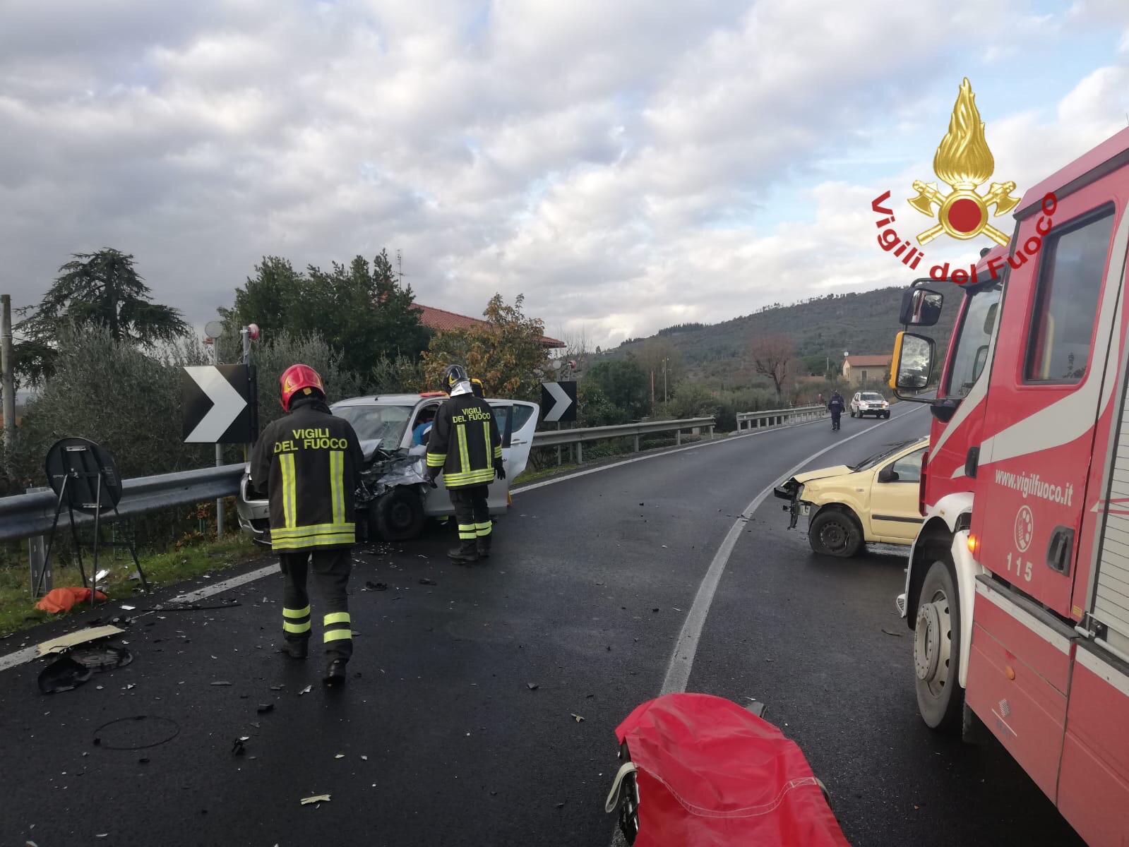 Schianto tra tre auto sulla 71, ferito incastrato tra le lamiere