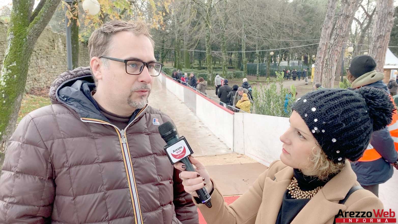 Natale ad Arezzo, tutti giù per la pista di ghiaccio e a pattinare. Che bella la città da 40 metri di altezza