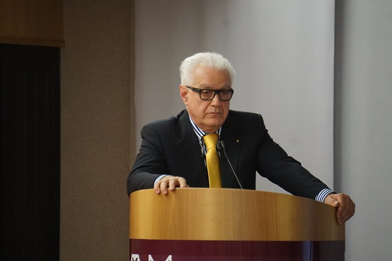 “Farmacia dei Servizi”: sempre più presidio territoriale socio-sanitario del Farmaco e della Salute “Farmacia dei Servizi”: sempre più presidio territoriale socio-sanitario del Farmaco e della Salute