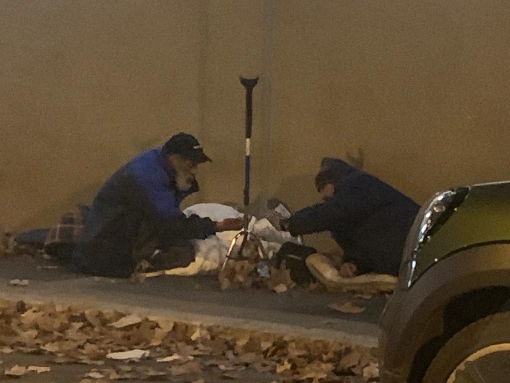 Senzatetto, c’è chi non vuole abbandonare la strada. Ma al dormitorio crescono le presenze
