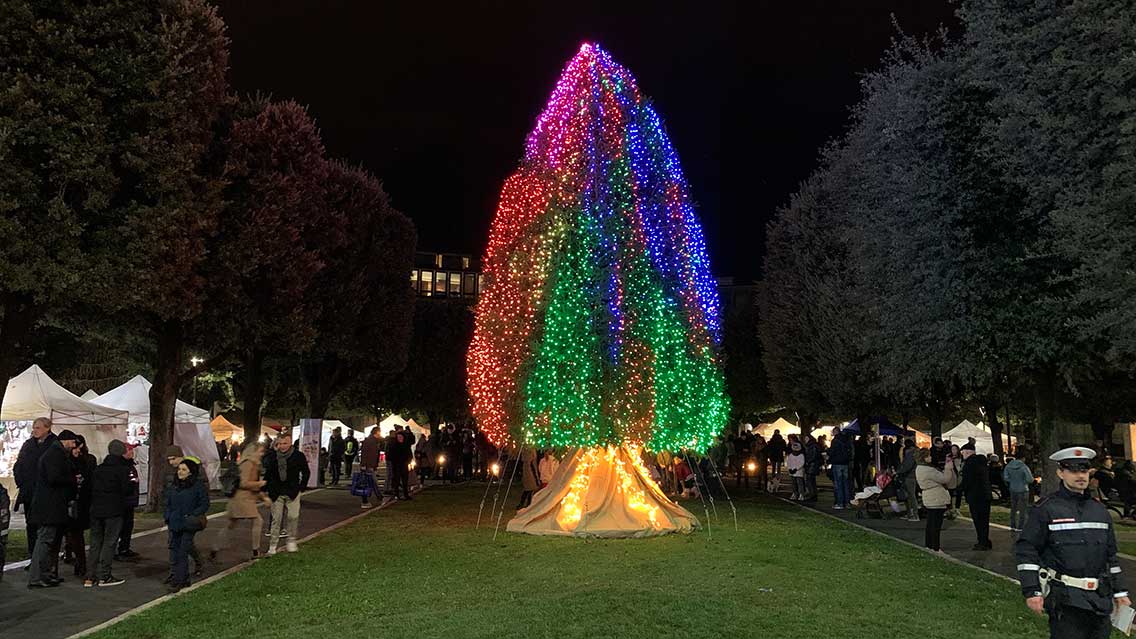E luce sia: il grande albero in Guido Monaco, le rotonde a festa e … i nomi delle strade