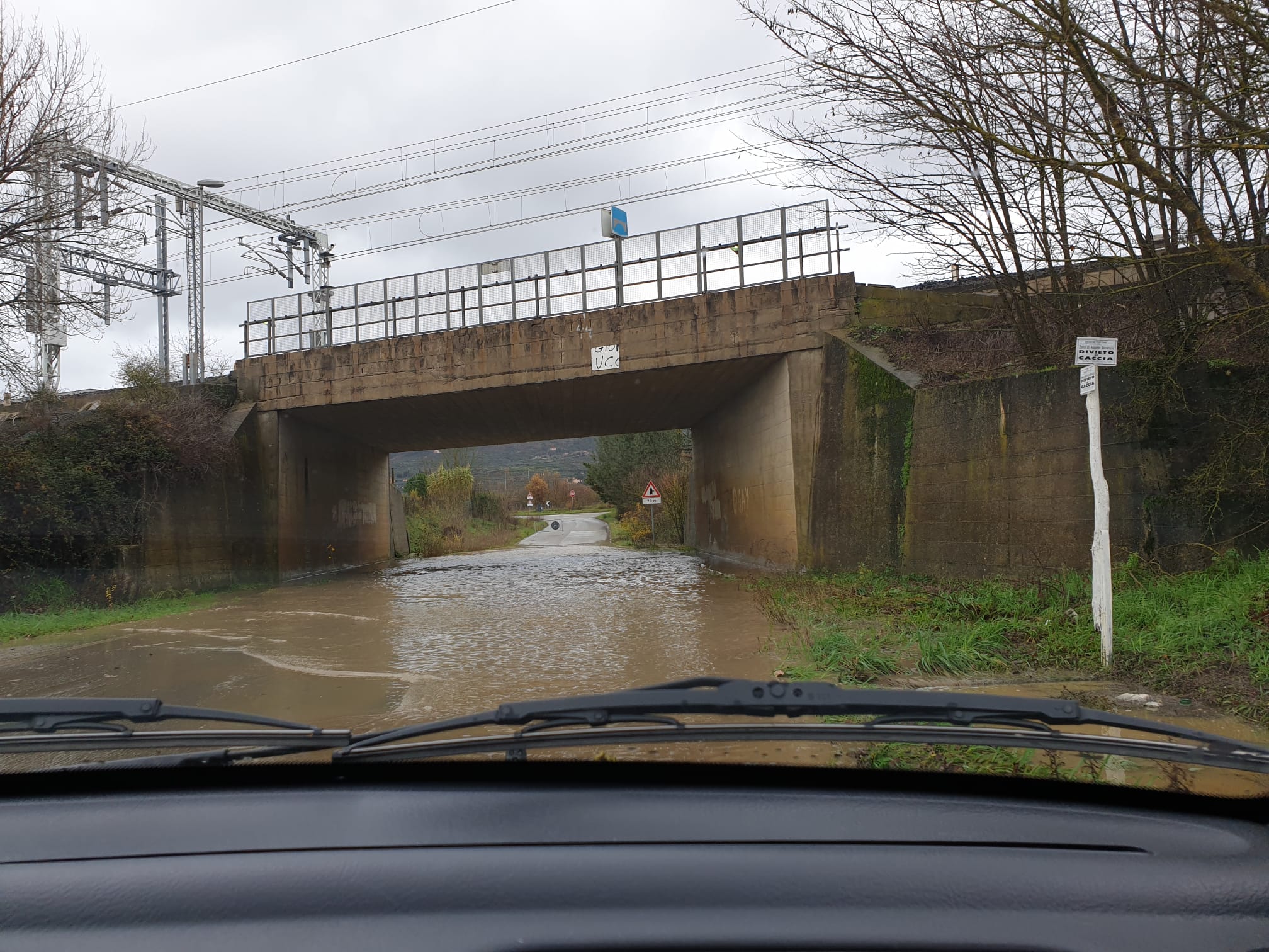 Maltempo, ancora pioggia e vento. Sottopassi allagati e chiusi, frane, strade danneggiate. Case al Bagnoro ancora sott’acqua