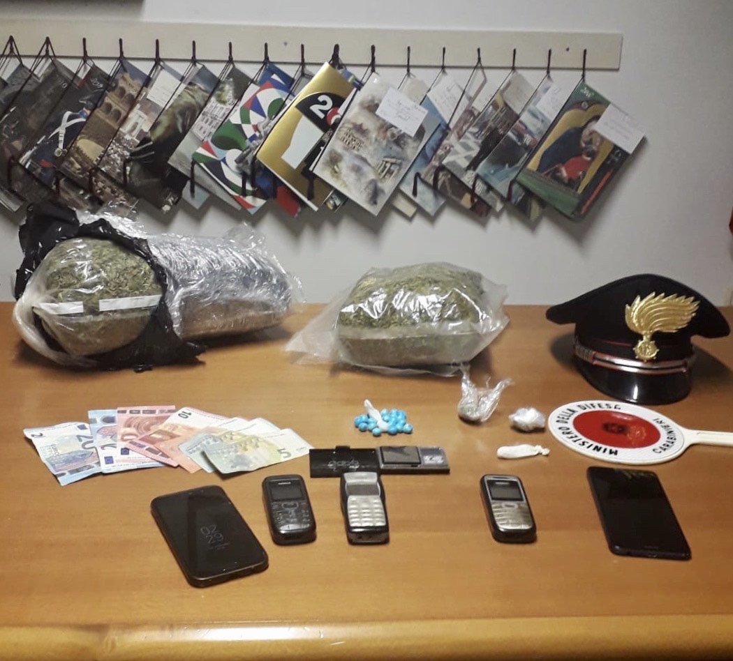 I carabinieri intervengono per sedare una lite e scoprono “deposito” di droga