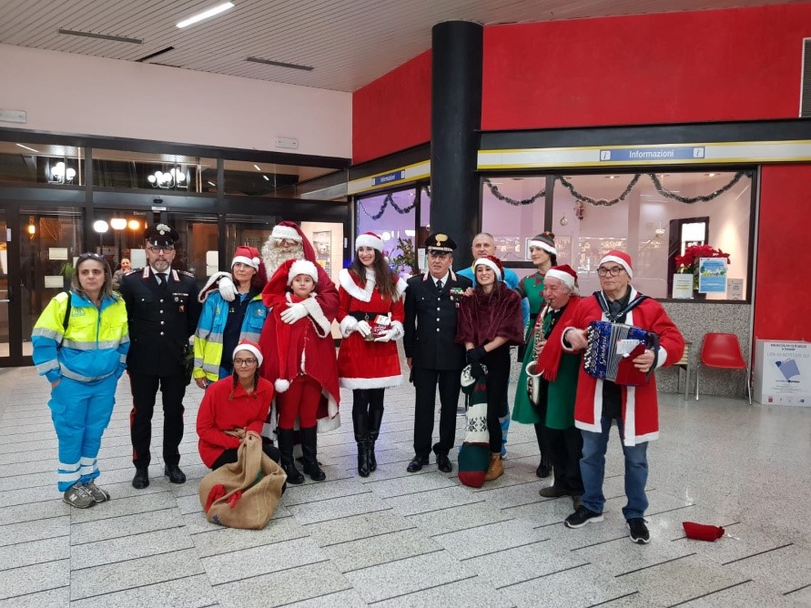 Babbo Natale “scortato” dai carabinieri e dai volontari della Misericordia in visita a pediatria