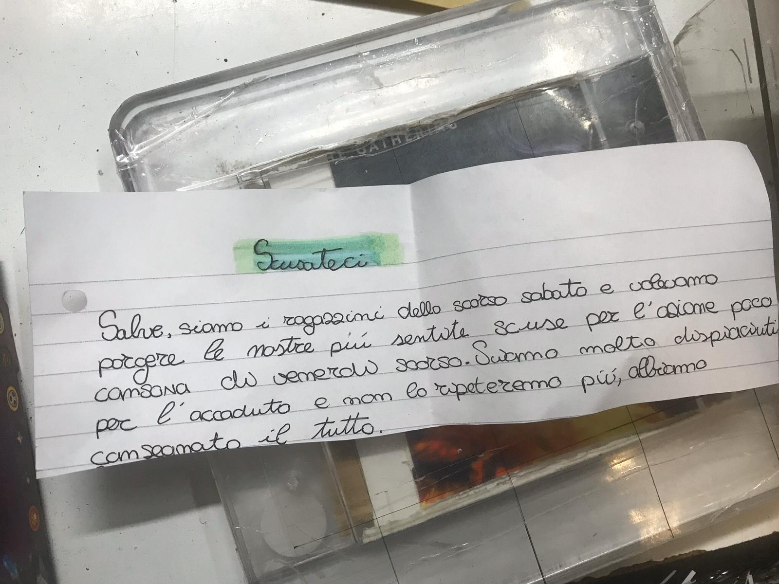 Ragazzini gli svaligiano il negozio, ma lui gli dà la possibilità di rimediare. Refurtiva riconsegnata con lettera di scuse