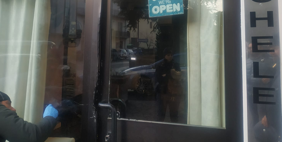 Beccato a scardinare la porta di un bar in viale Dante, 24enne arrestato dalla polizia