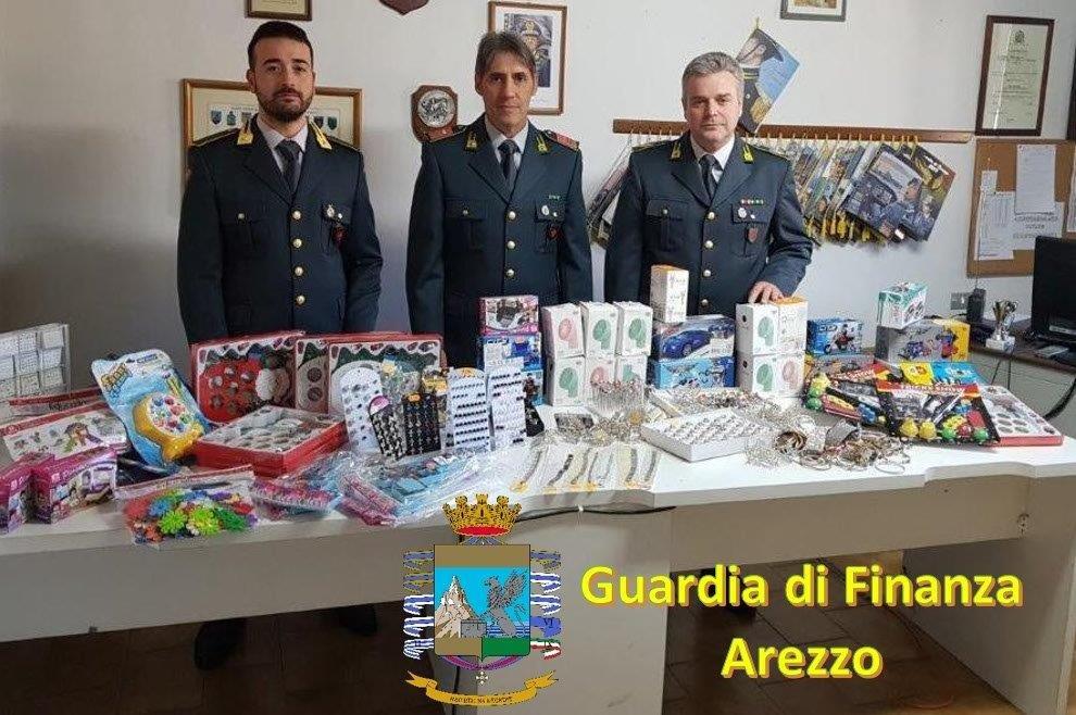 3600 prodotti irregolari, tra giochi e bigiotteria, sequestrati dalla Guardia di Finanza