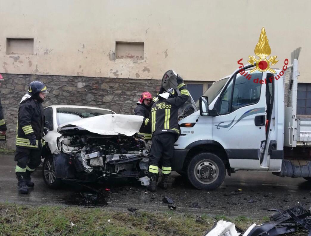 Scontro tra due auto e un camioncino: tre feriti. Grave bimbo di 5 anni