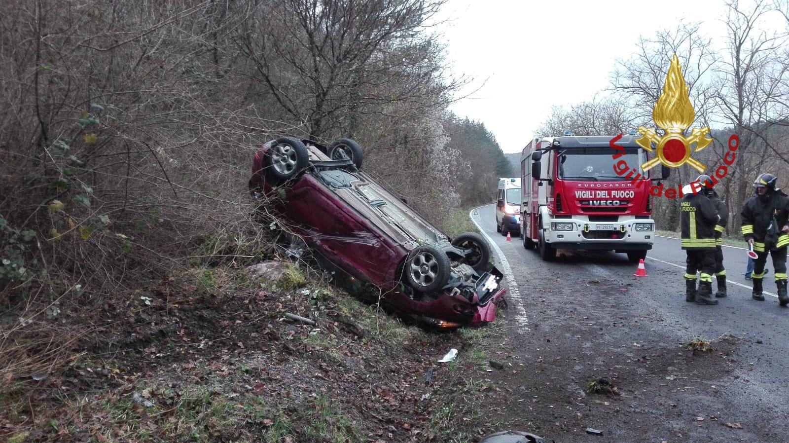 Auto ribaltata nella scarpata, incidente a Palazzo del Pero