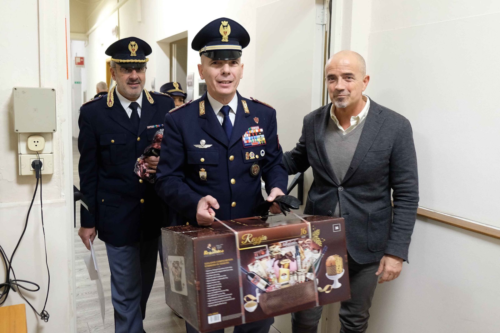 Natale, polizia in visita alla Casa Pia