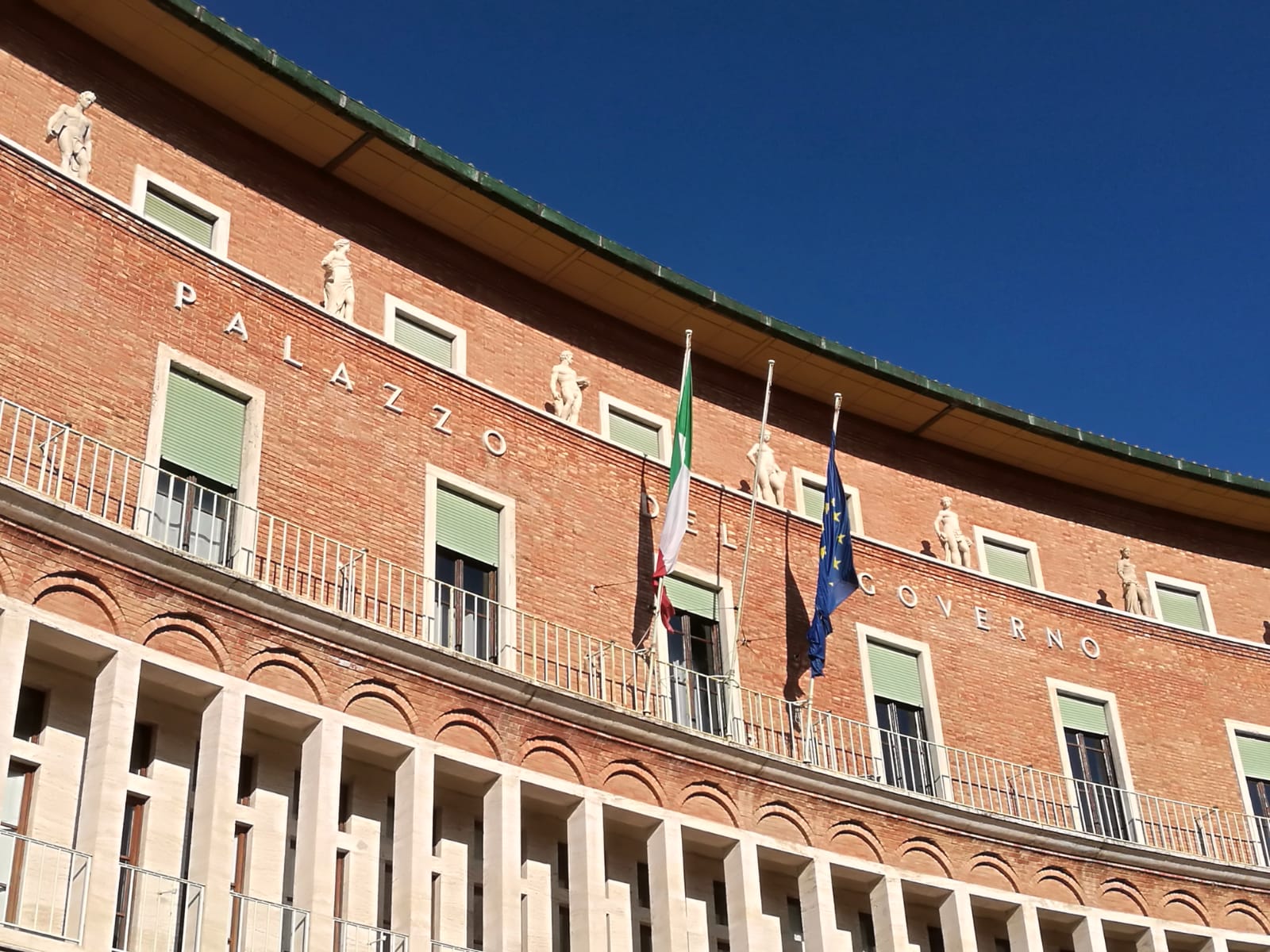 Uscite senza giustificazione e violazione della quarantena, maxi multe e arresto. Ecco le sanzioni previste