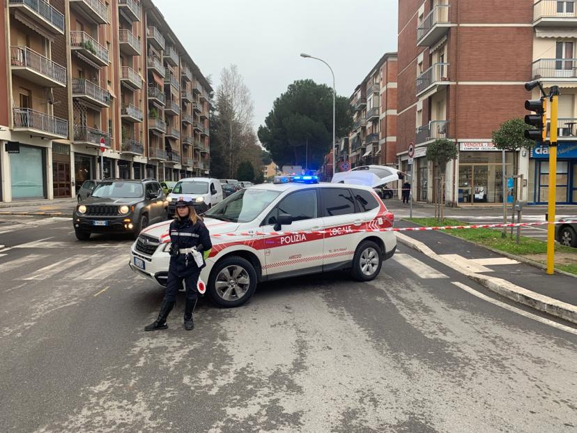 Compattatore perde olio sulla strada, via IV novembre chiusa per alcune ore