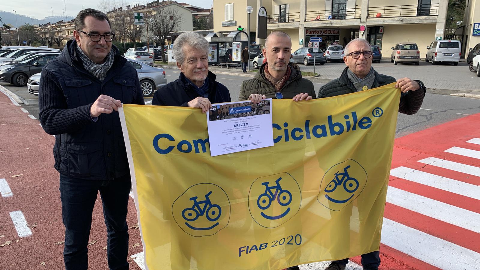 Via Alfieri: ecco la nuova pista ciclabile. La bandiera dei ComuniCiclabili consegnata dalla Fiab