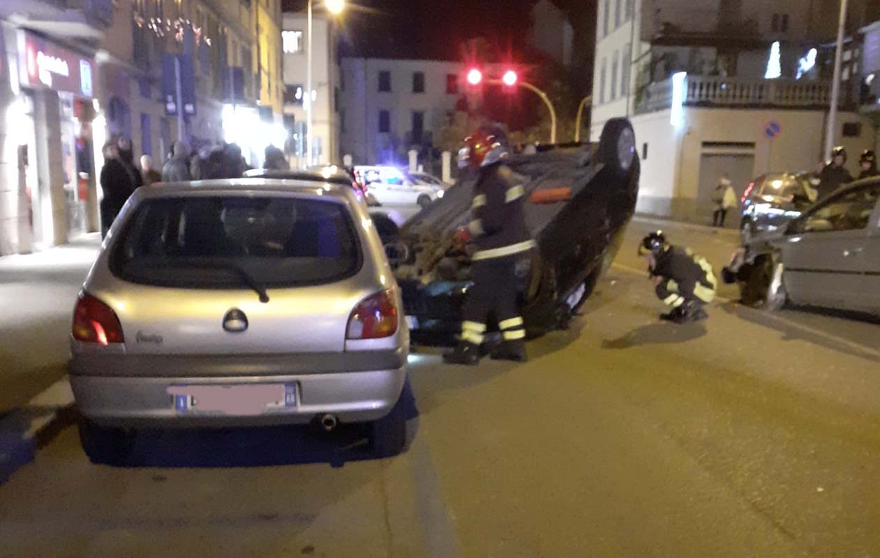 Scontro in via Arno, auto cappottata