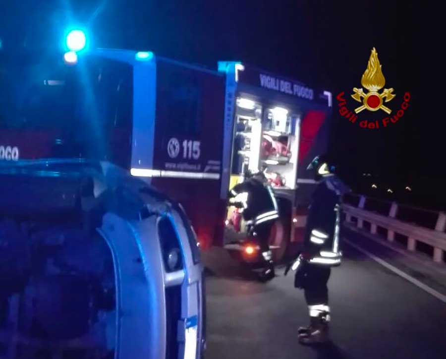 Scontro fra due auto, una si rovescia, ferito il conducente