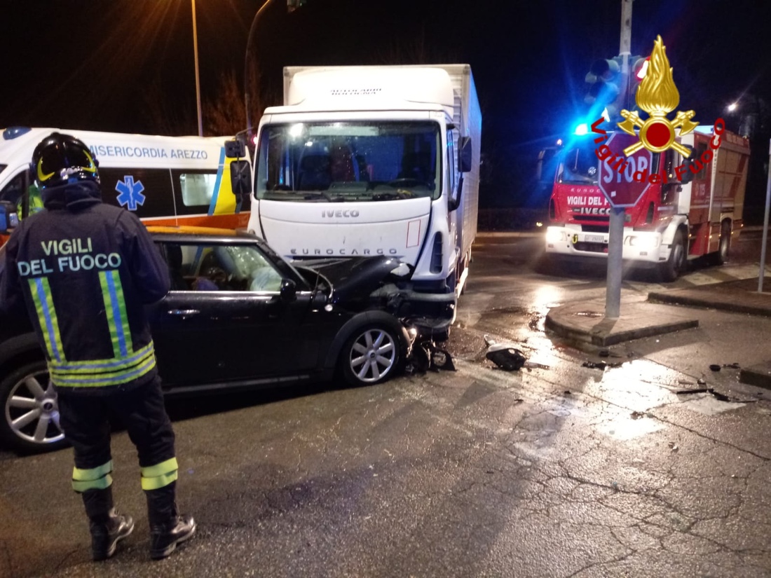 Incidente stradale in via Fiorentina, una persona ferita