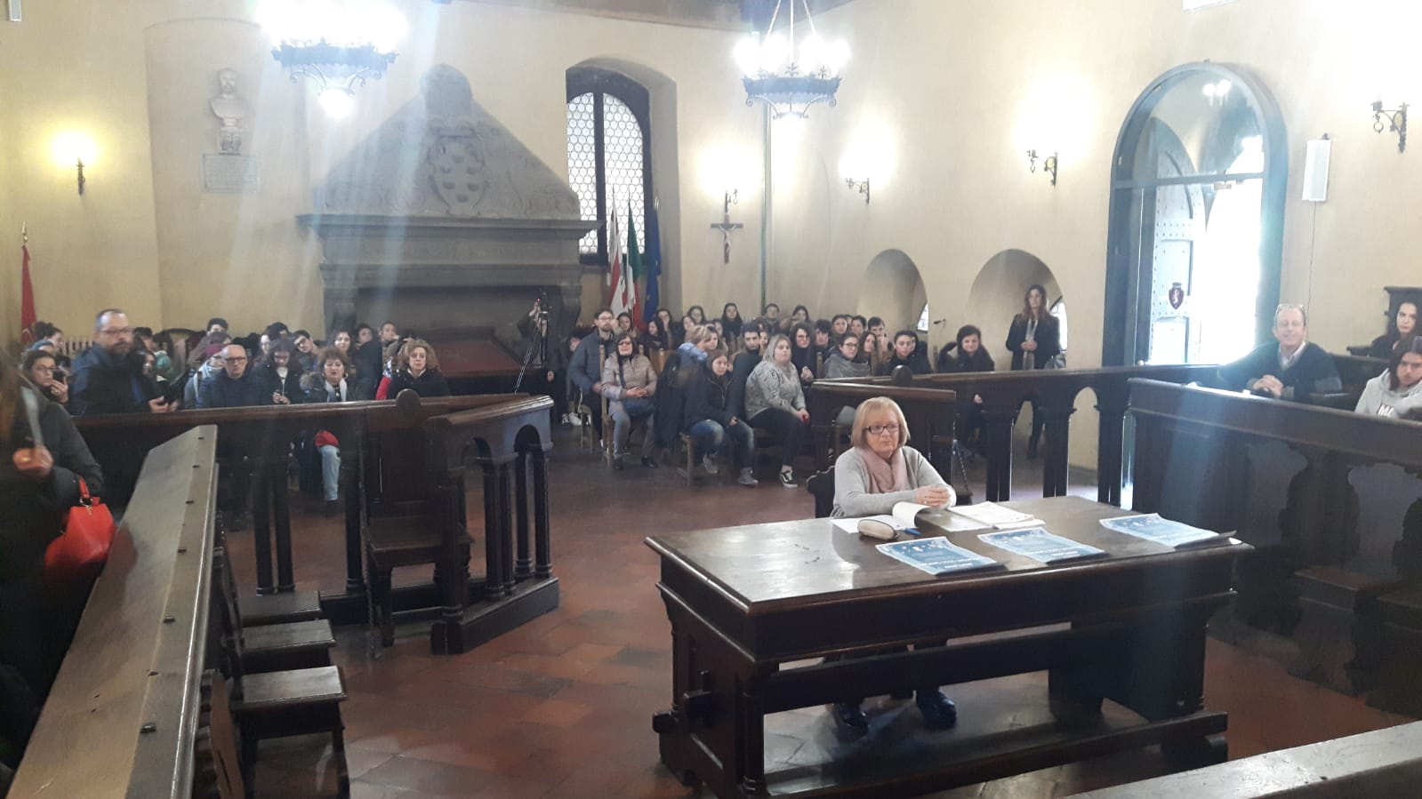 A Cortona la consegna diplomi oss nella sala del consiglio