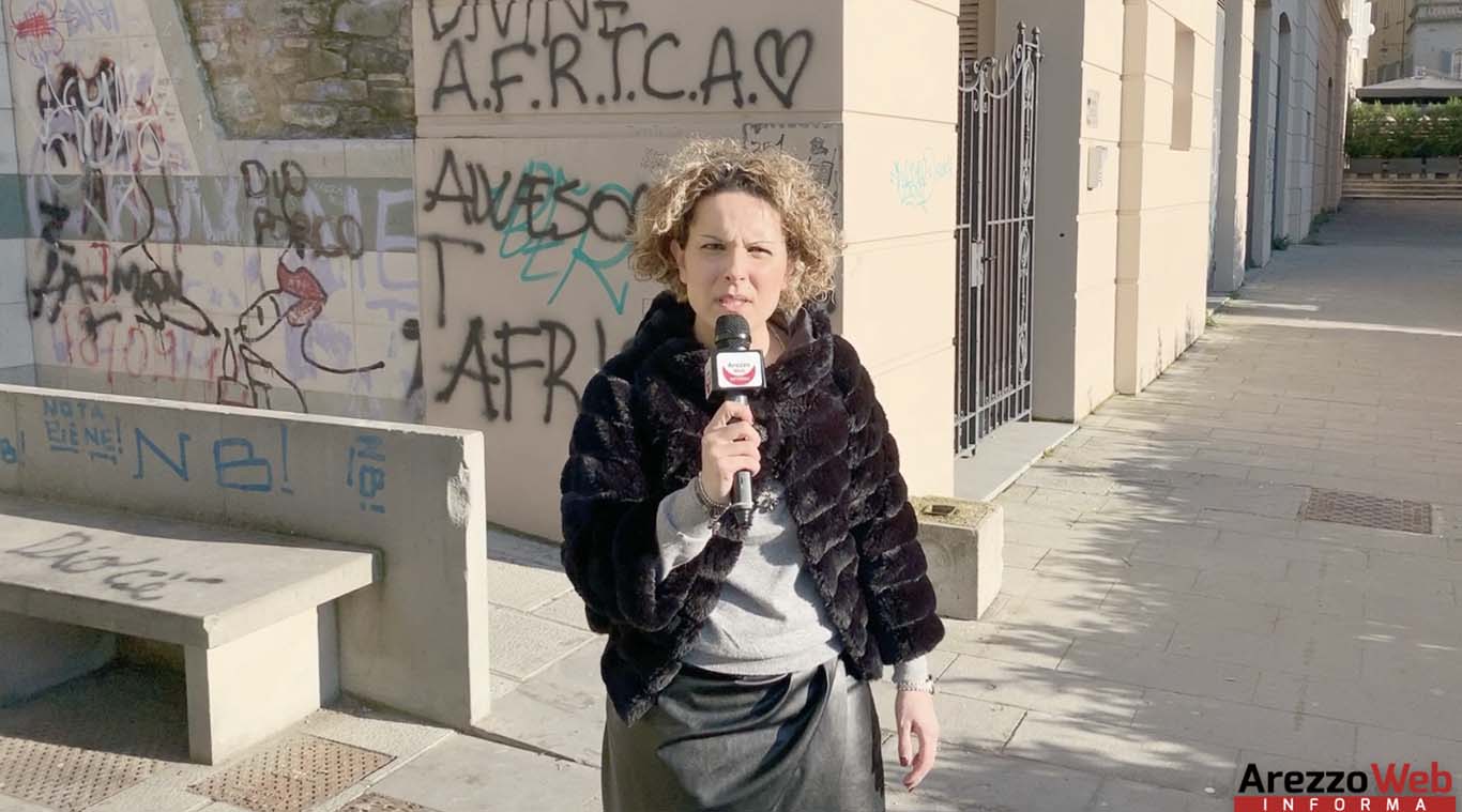 Piazza del Popolo: tra scritte sui muri, scarsa illuminazione, bottiglie rotte e palazzi usati come orinatoi