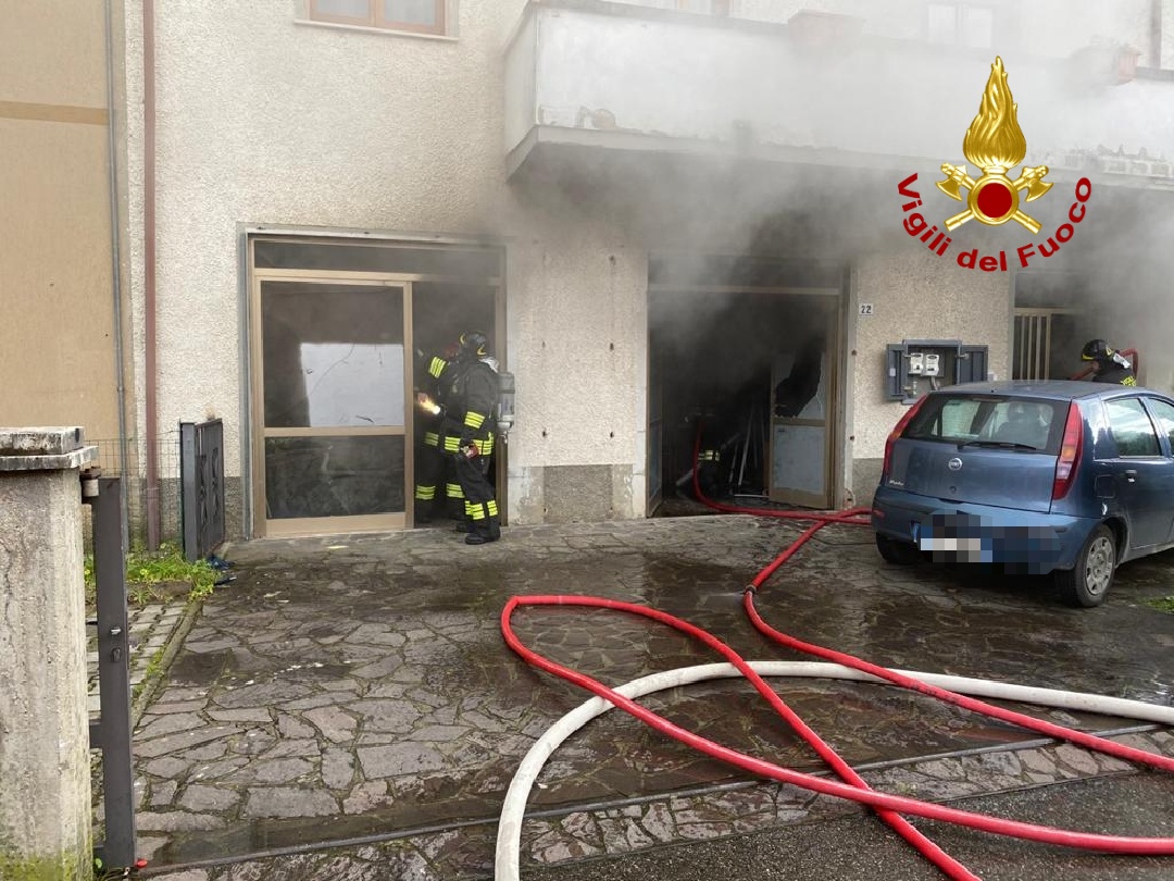 Incendio in un garage, locale e cucina al piano superiore inagibili