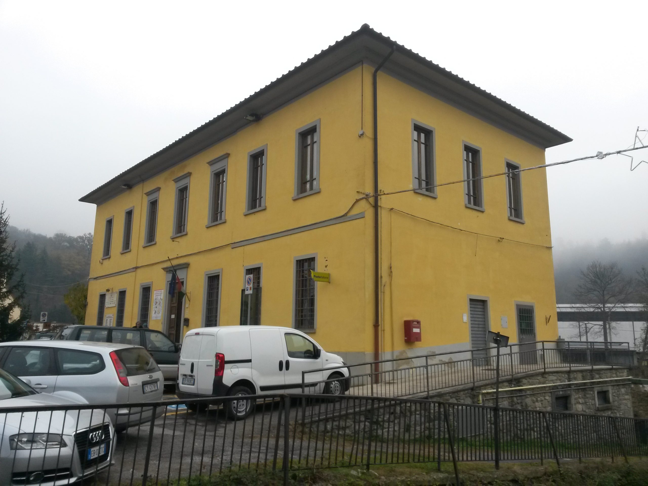 La società filarmonica Tobia Scatolini di Partina a fianco della scuola del paese