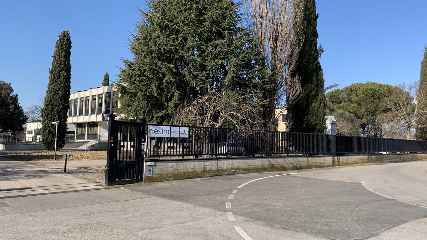 Estra: uffici aperti, ma appello ai clienti: “usufruitene solo per necessità inderogabili. Ecco i canali alternativi di comunicazione e servizi”