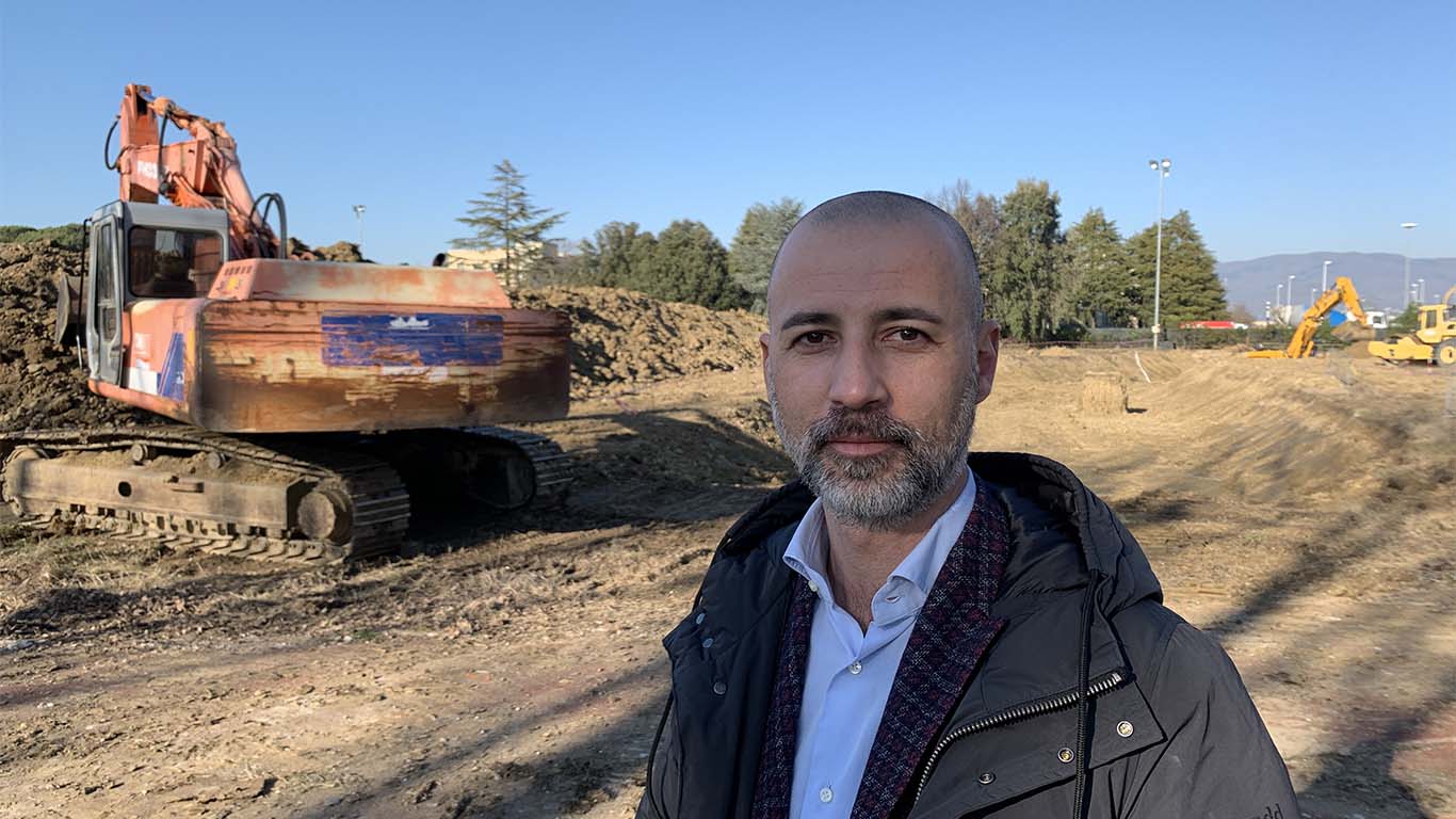 Rotonda di via Fiorentina, partiti i lavori. Ecco il cantiere e i prossimi step. Gamurrini: “limiteremo al massimo i disagi alla circolazione”. Come sarà la maxi opera