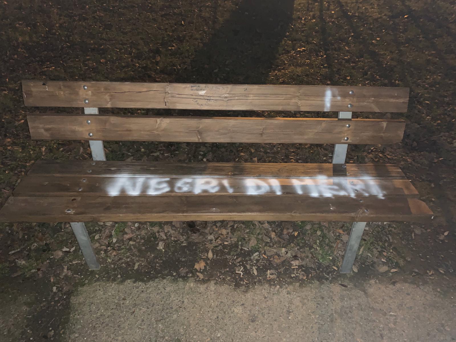 Scritta razzista su una panchina al parco Giotto. Svastica su altre due