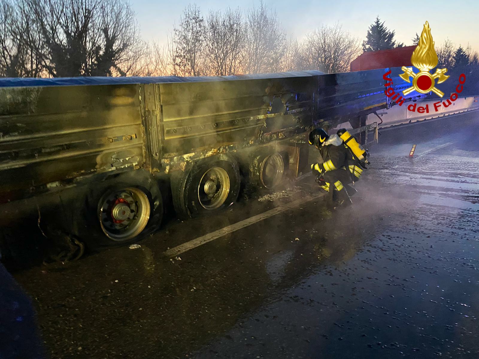 Rimorchio di un camion in fiamme sulla E45