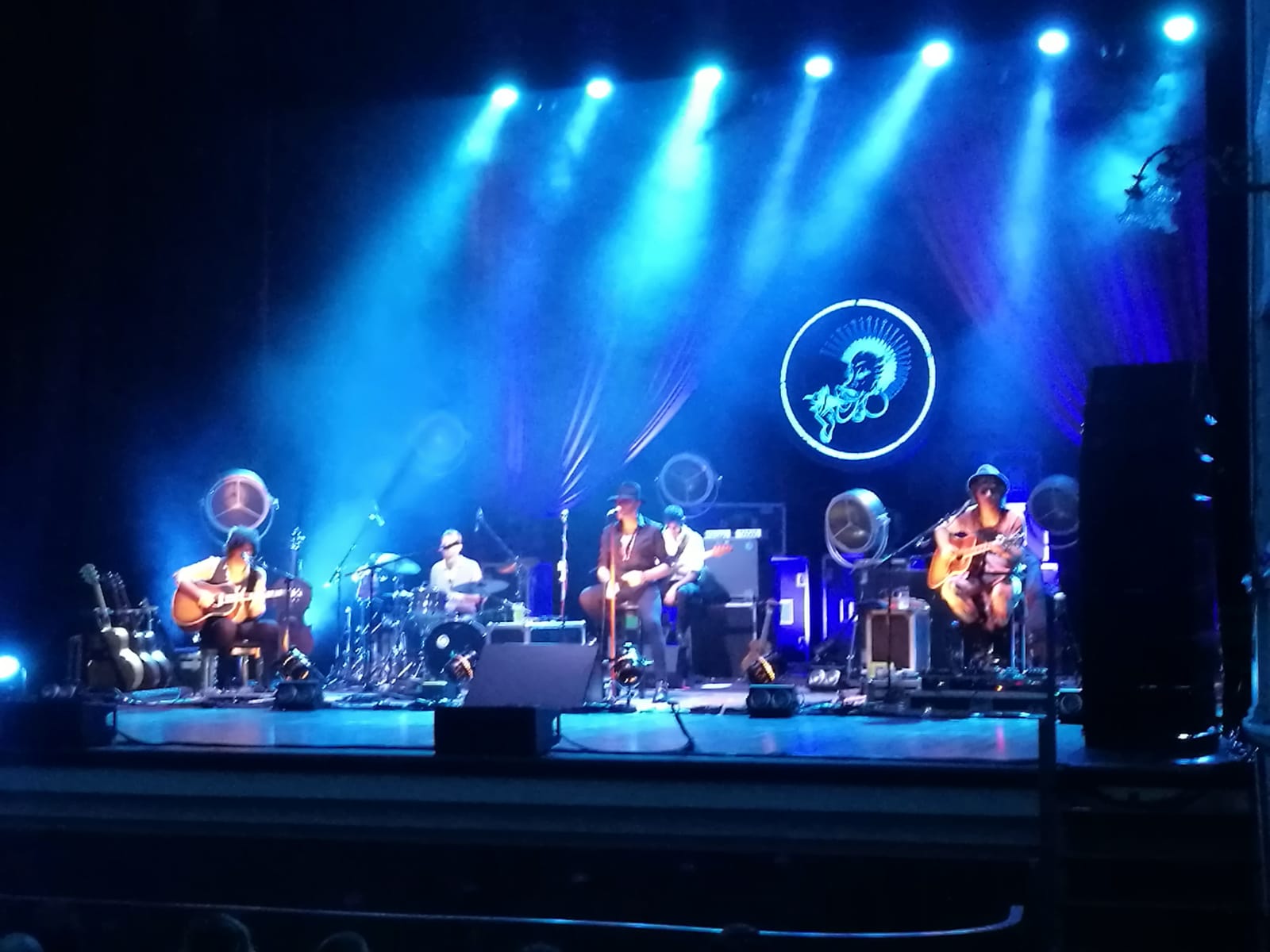 Il rock dei Negrita accende il Petrarca. Pienone e via al tour dalla loro città
