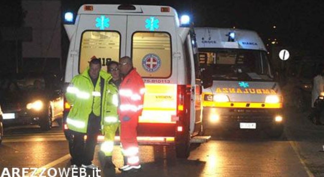 Finisce con la sua moto contro un palo, 46enne in codice rosso a Siena