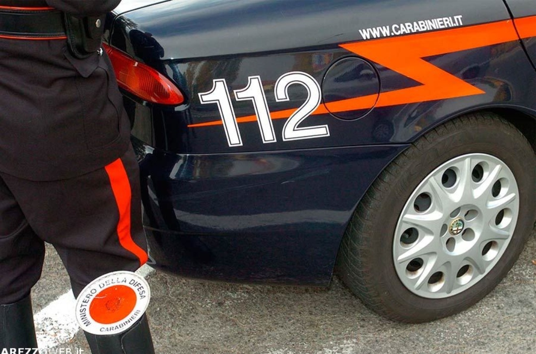 Ruba profumi per centinaia di euro da un negozio del centro e scappa, beccato dai carabinieri grazie alle telecamere