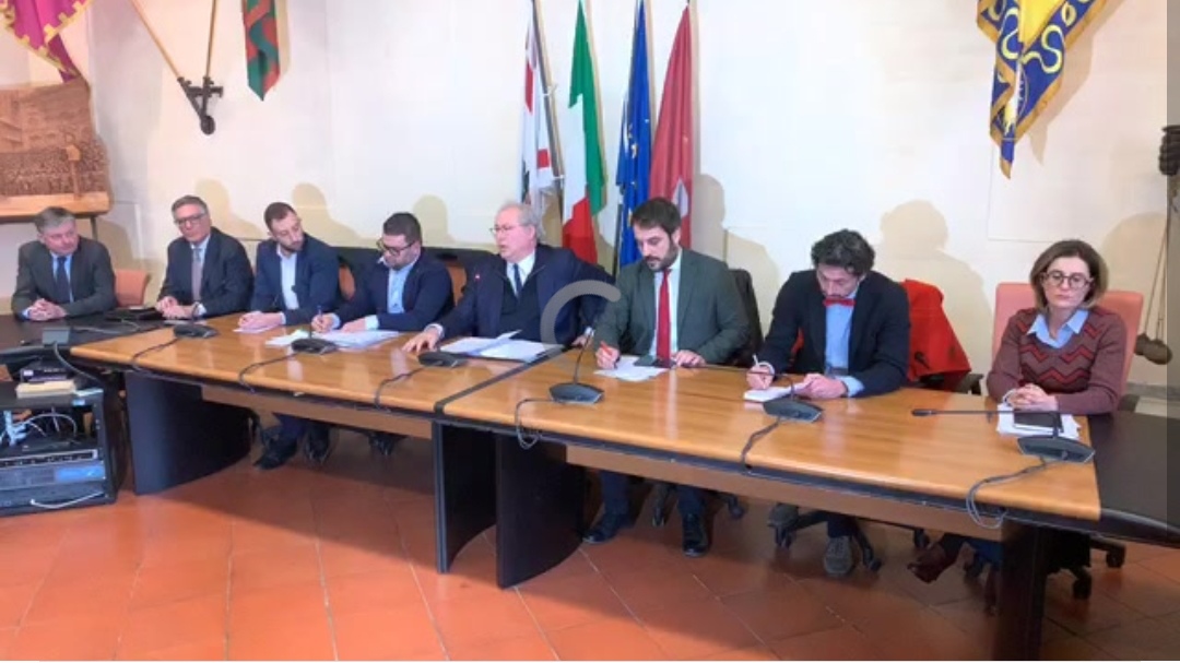 Consiglio comunale, le opposizioni lasciano l’aula. La conferenza stampa: “chiediamo prima di tutto le dimissioni del sindaco per il bene di Arezzo” LA DIRETTA VIDEO