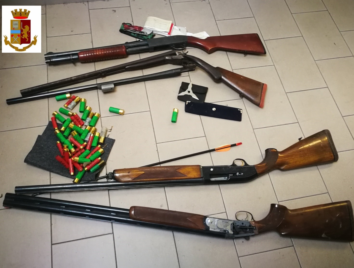 Armi da caccia ritrovate dalla polizia dentro a un armadietto tra gli sterpi