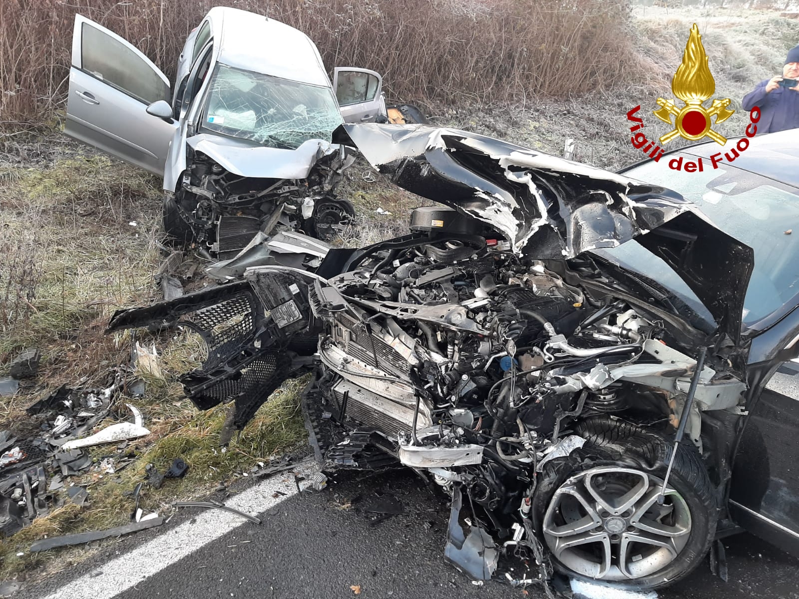 Schianto frontale tra auto. Una persona incastrata tra le lamiere